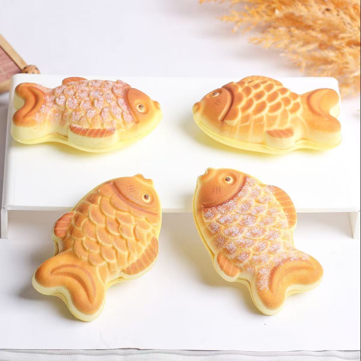 Tteokbokki Rice Cake - 1 ชิ้น ของเล่นบีบคลายเครียดรูปขนมปังไทยากิจำลองคุณภาพสูงแบบใหม่ ของขวัญบีบคลายเครียด